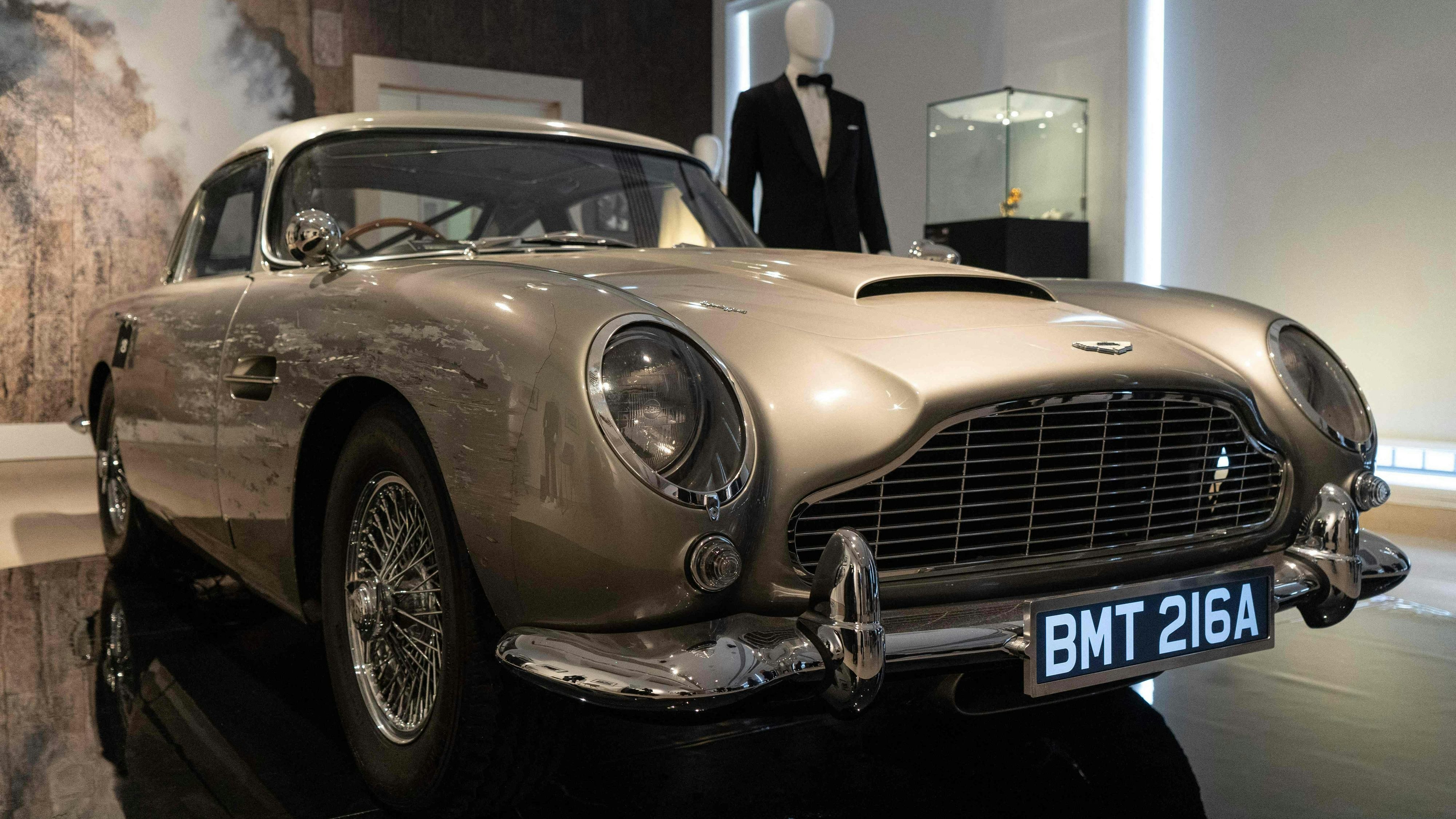 Download von www.picturedesk.com am 28.09.2022 (07:56).  An Aston Martin DB5 stunt car from the film "No Time to Die" is displayed during a photocall ahead of the "Sixty Years of James Bond" auction at Christie's auction house in London on September 26, 2022. (Photo by Niklas HALLE'N / AFP) - 20220926_PD3745 - Rechteinfo: Rights Managed (RM) Nur für redaktionelle Nutzung! Werbliche Nutzung erfordert Freigabe: bitte schicken Sie uns eine Anfrage.