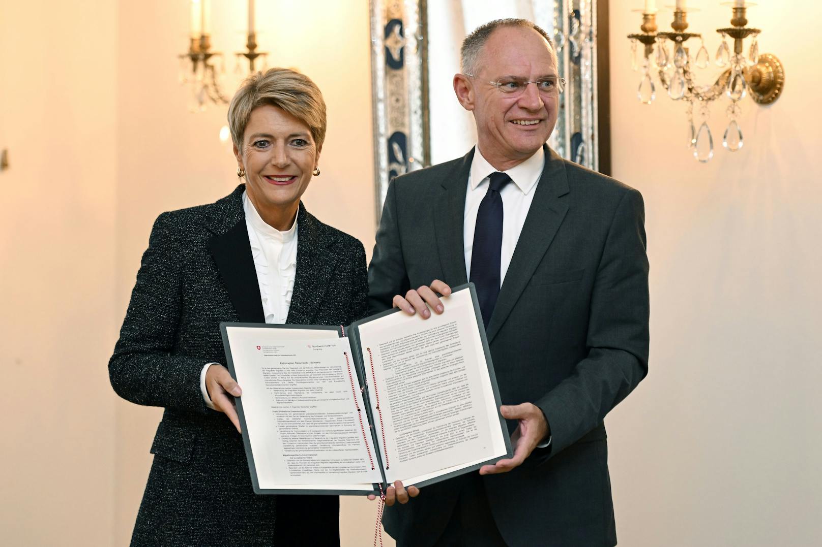 Innenminister Gerhard Karner und die Schweizer Bundesrätin Karin Keller-Sutter unterzeichnen die Vereinbarung eines Aktionsplans gegen irreguläre Migration in Zürich am 28. September 2022.