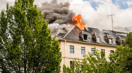 Mehrere Feuerwehrautos rückten am Samstagvormittag aus, um einen Brand in einer Wohnung in Telfs zu löschen. 