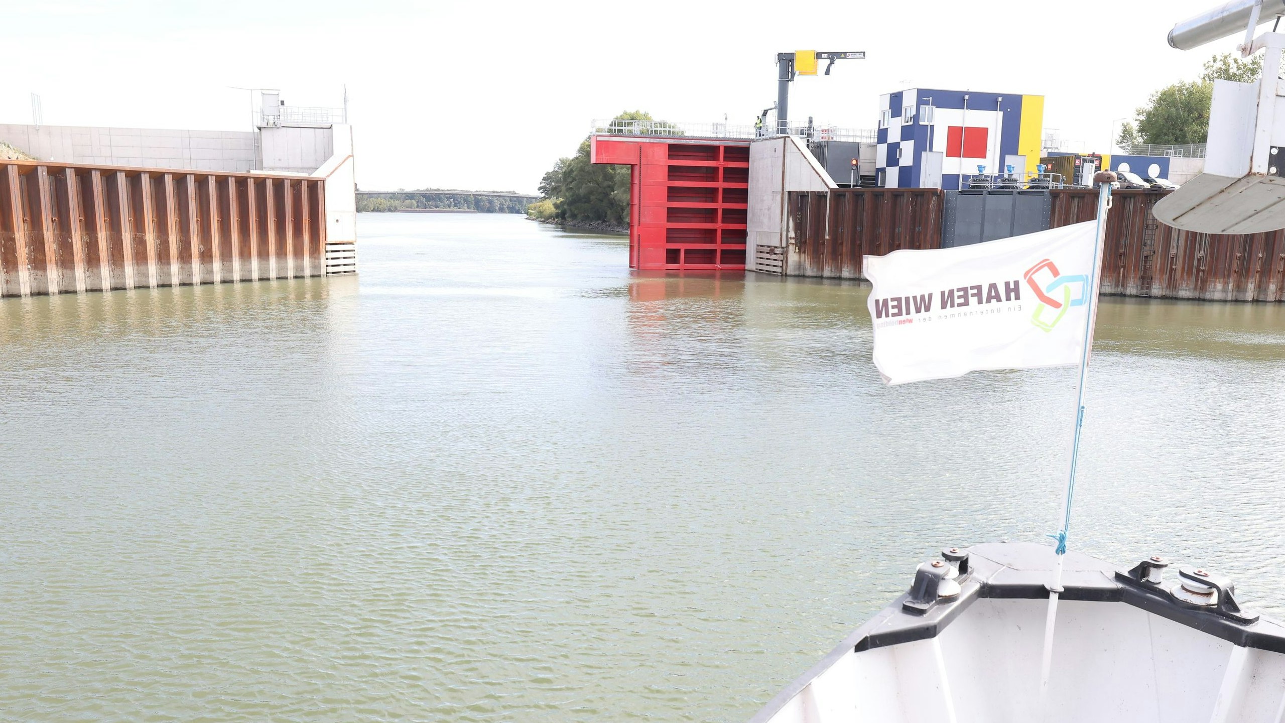 Im Alberner Hafen in Wien wurde nun das riesige Hafentor zum Schutz des Getreide- und Baustoffhafens in Betrieb genommen. 