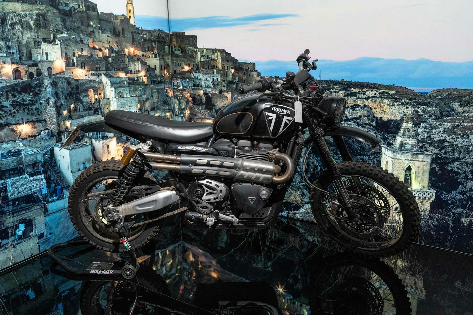 Das 007-Stuntbike, eine Triumph Scrambler 1200 XE, aus "Keine Zeit zu sterben" (2021).
