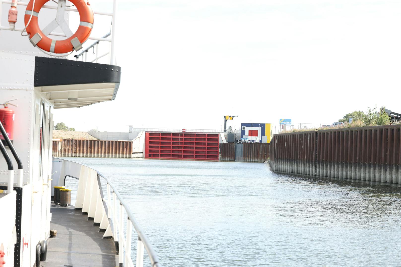 Im Alberner Hafen in Wien wurde nun das riesige Hafentor zum Schutz des Getreide- und Baustoffhafens in Betrieb genommen. 