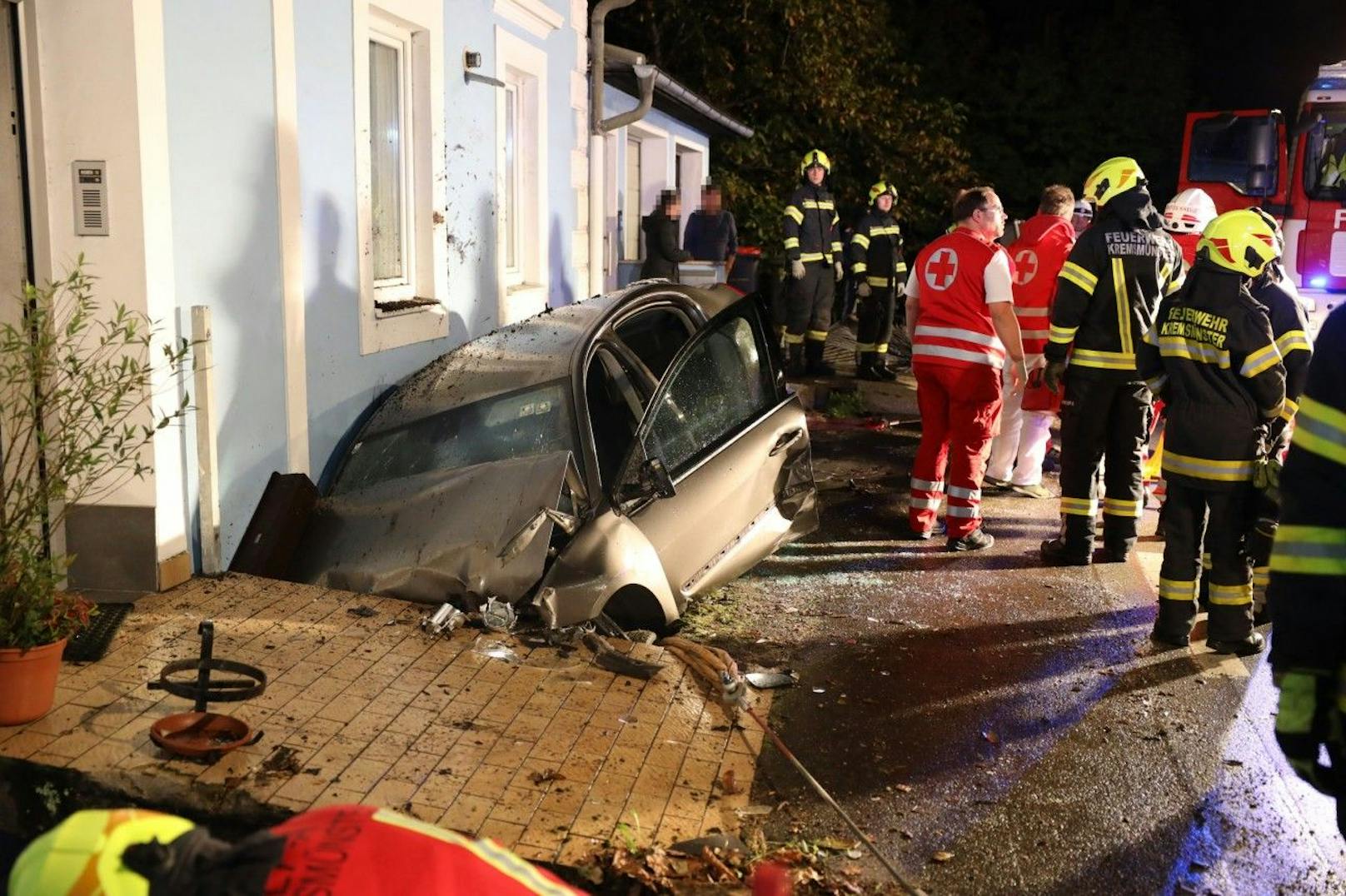 In Kremsmünster (Bez. Kirchdorf an der Krems) krachte ein Auto gegen ein Wohnhaus.