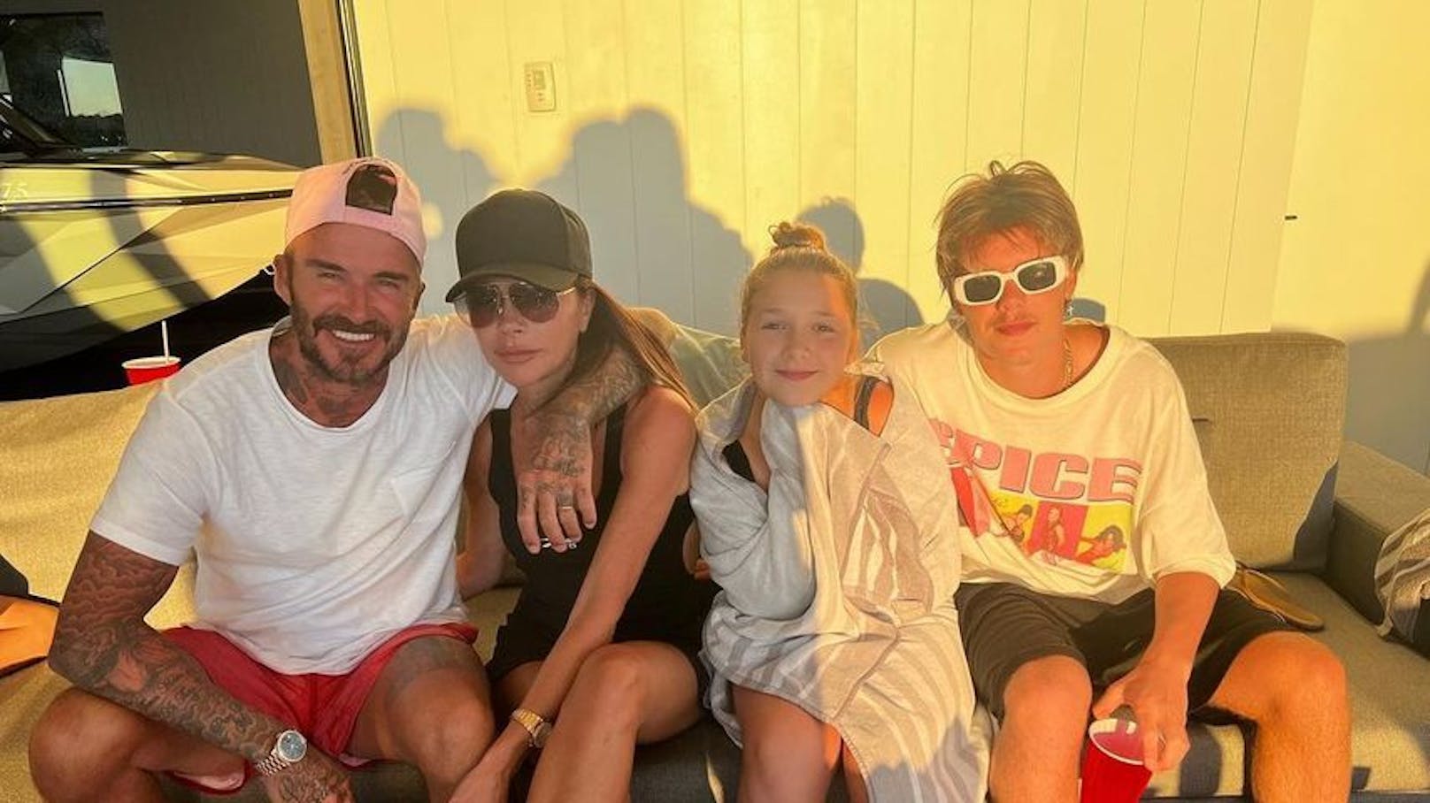 Ein Foto aus dem Sommer: David und Victoria Beckham mit ihren Kindern Harper und Cruz