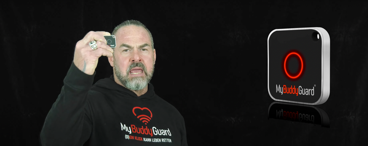 Carsten Stahl mit seinem Rettungsknopf