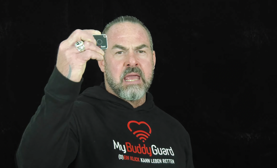 Carsten Stahl mit seinem Rettungsknopf