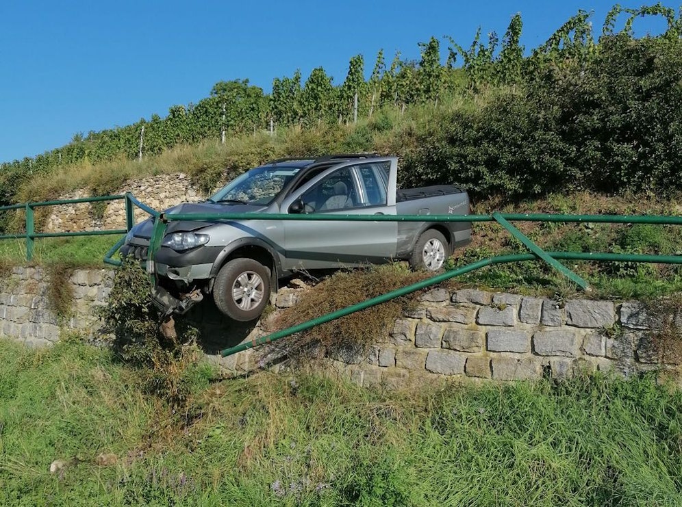 Der Wagen wurden gegen das Geländer geschleudert und blieb auf der Mauer hängen.