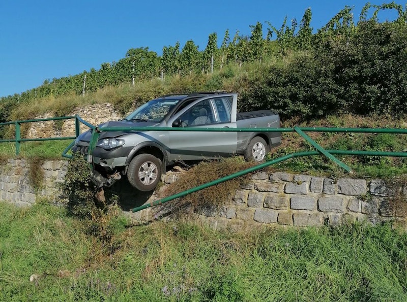 Der Wagen wurden gegen das Geländer geschleudert und blieb auf der Mauer hängen.