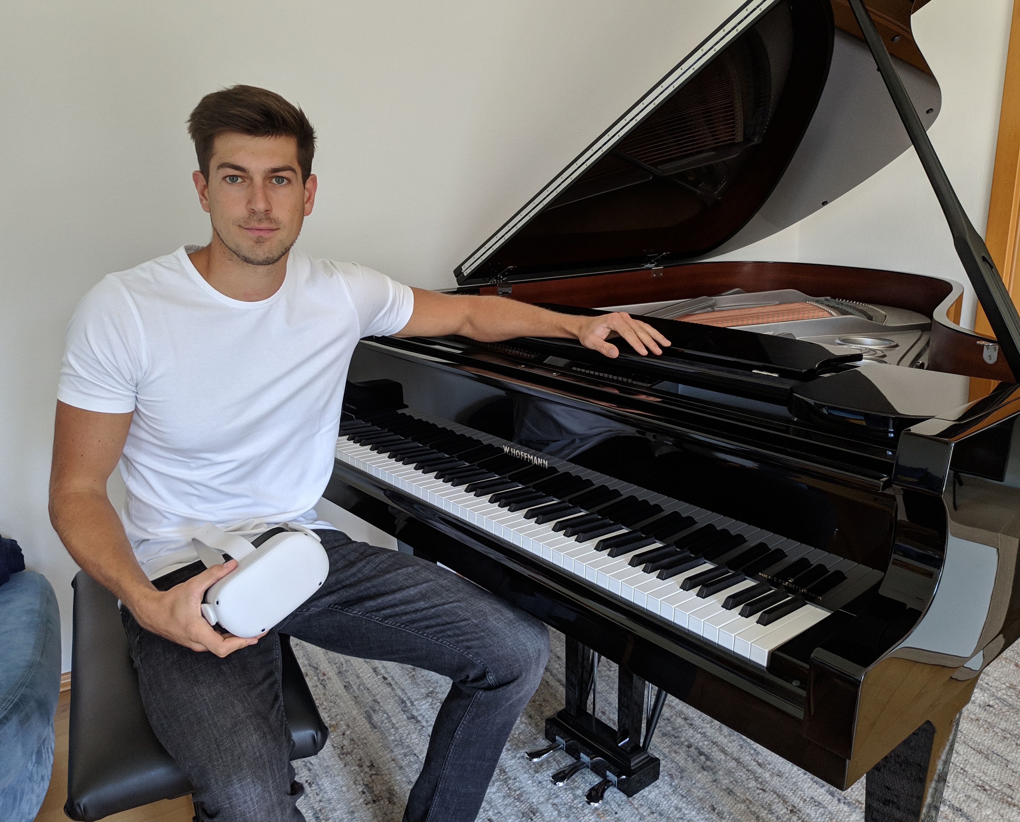 Der stolze Entwickler am Flügel