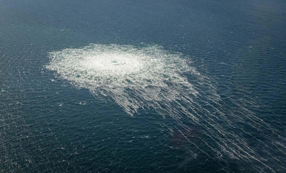 Die dänischen Streitkräfte veröffentlichten am Dienstag ein Bild des Gaslecks bei Bornholm. Das Bild wurde von einem F-16-Kampfjet aus aufgenommen.