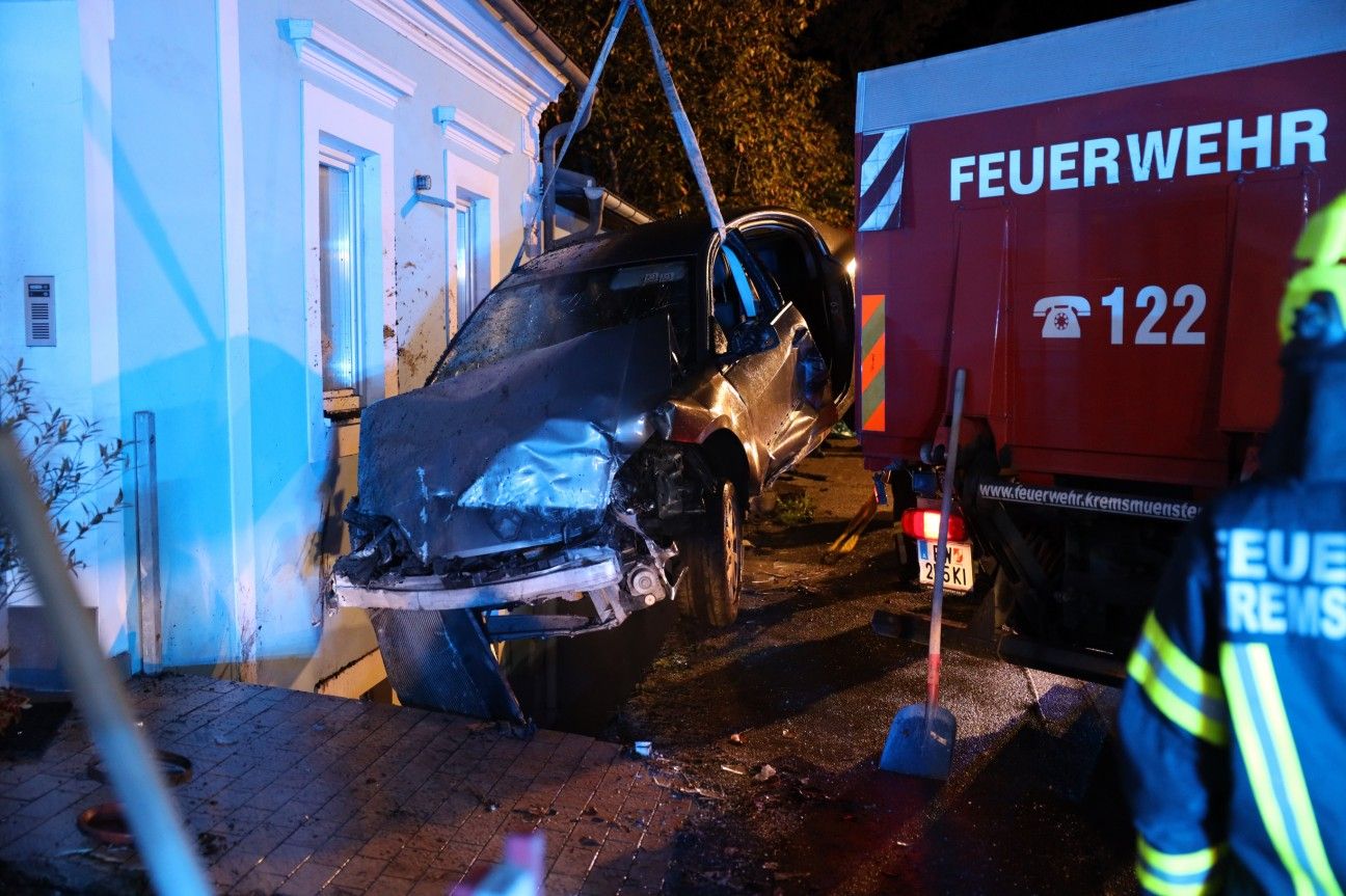 Das Unfallauto musste von den Einsatzkräften vor einem Absturz gesichert werden.