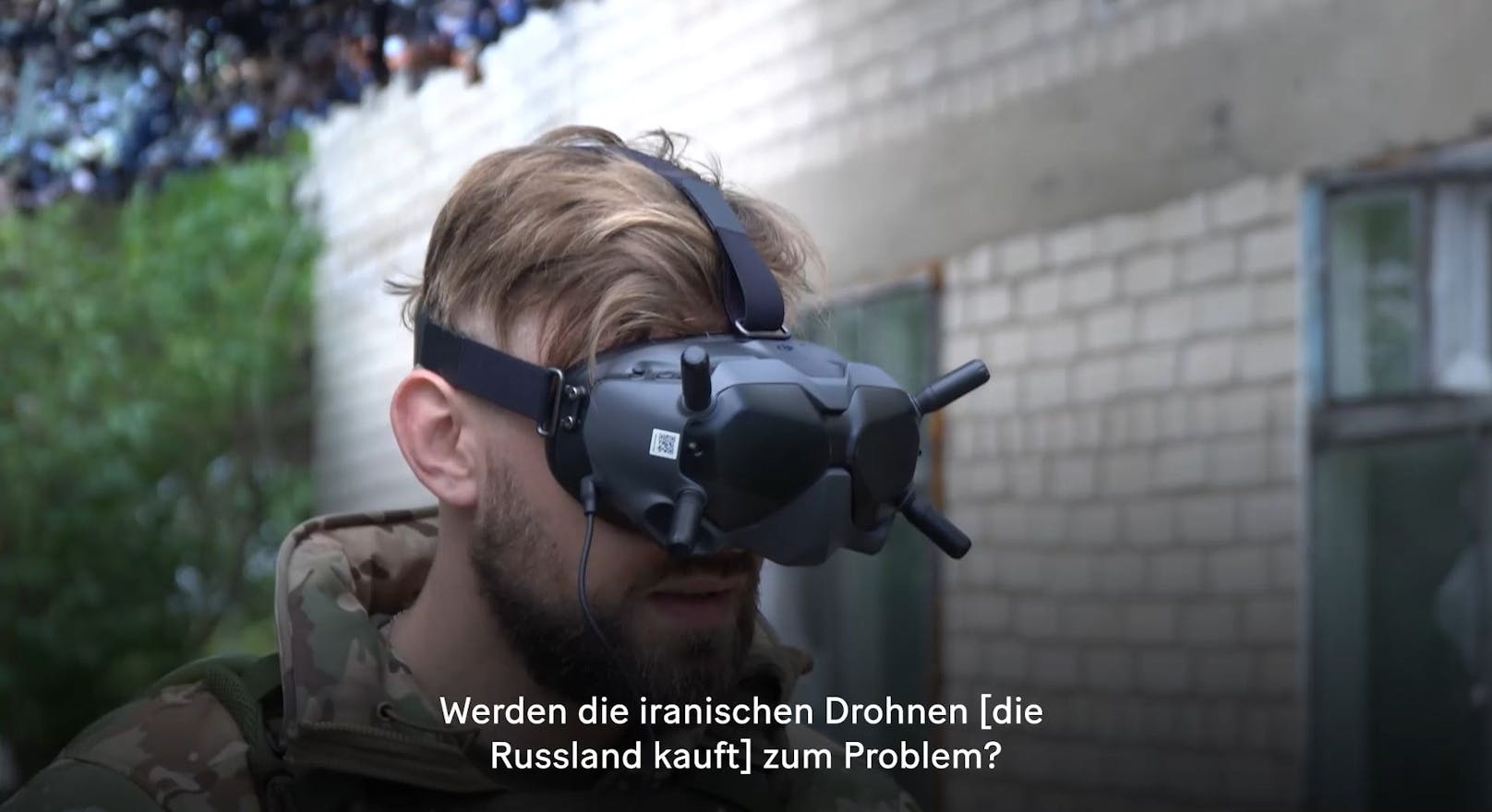 ... mit einer solche VR-Brille. Sie zeigt ihm das Bild, als würde er direkt im Cockpit sitzen.&nbsp;So macht er russische Positionen ausfindig und ...