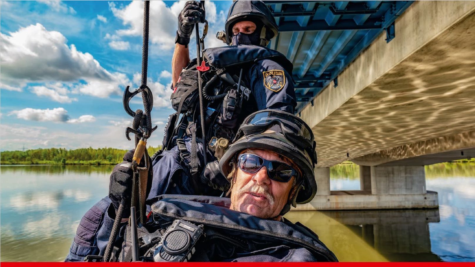 Juli: Seiltechniker bei einem Einsatz an der Donau.