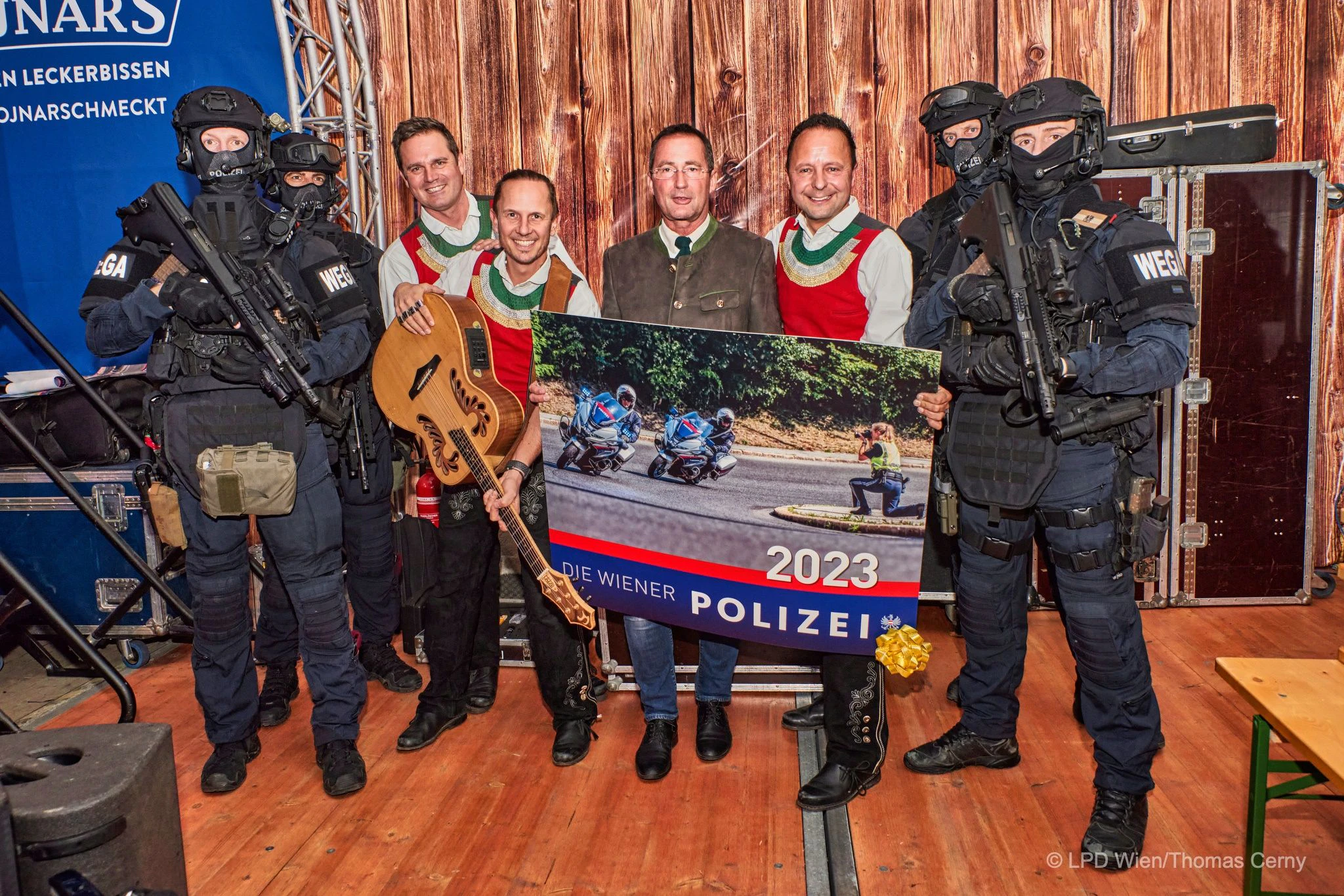 Wega mit Polizeipräsident Pürstl und den Musikern. 