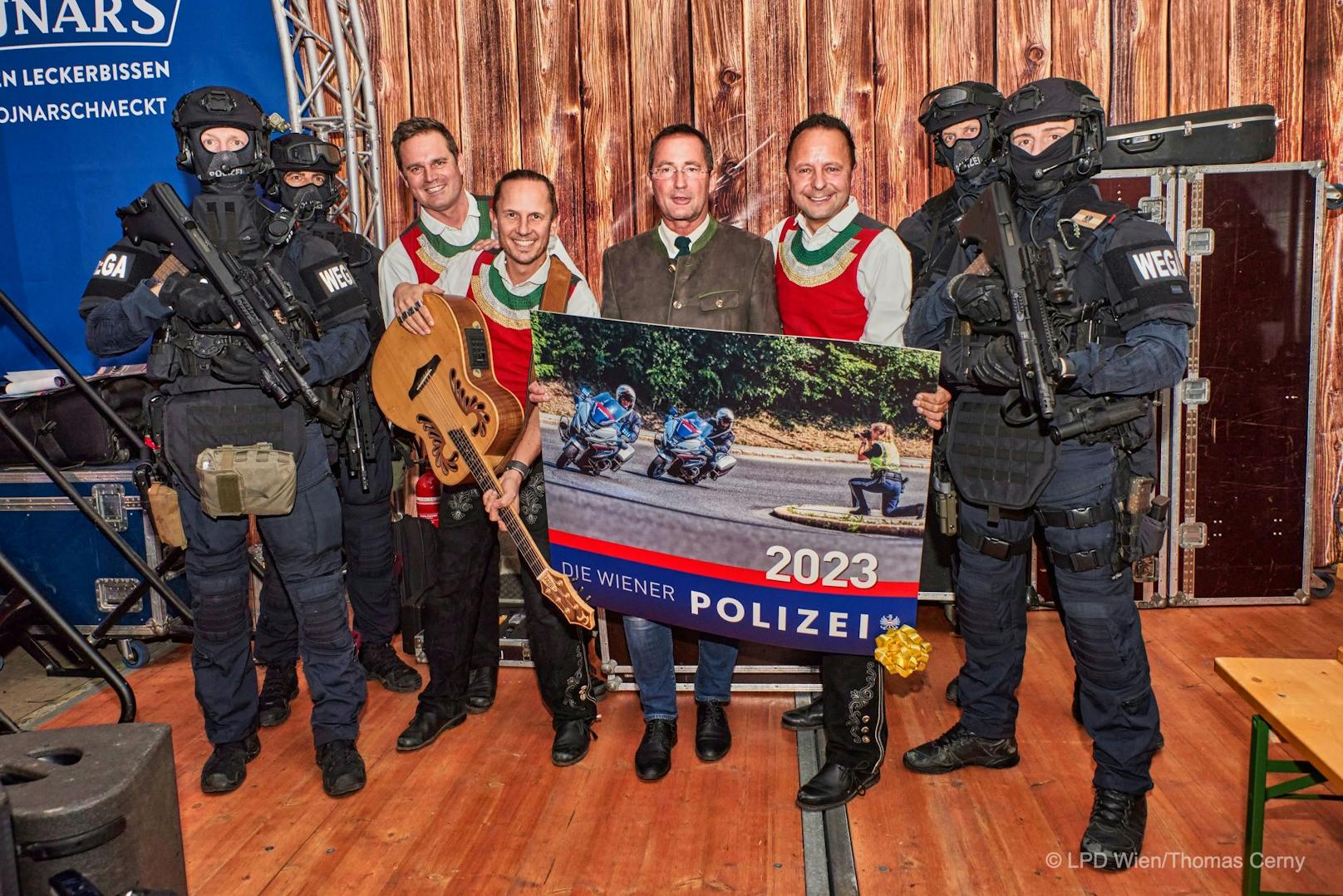 Wega-Beamte mit Polizeipräsident Pürstl und den "jungen Zillertalern".