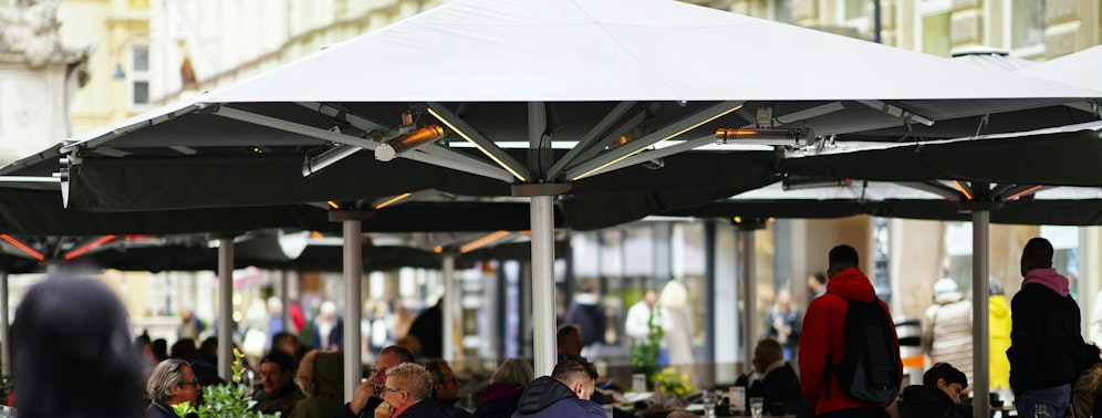 Das Beheizen von Gastgärten in Wien wird diesen Winter teurer. Erstens durch die Energiepreise, zweitens fallen beim Heizschwammerl-Beheizen auch Unterstützungszahlungen weg.