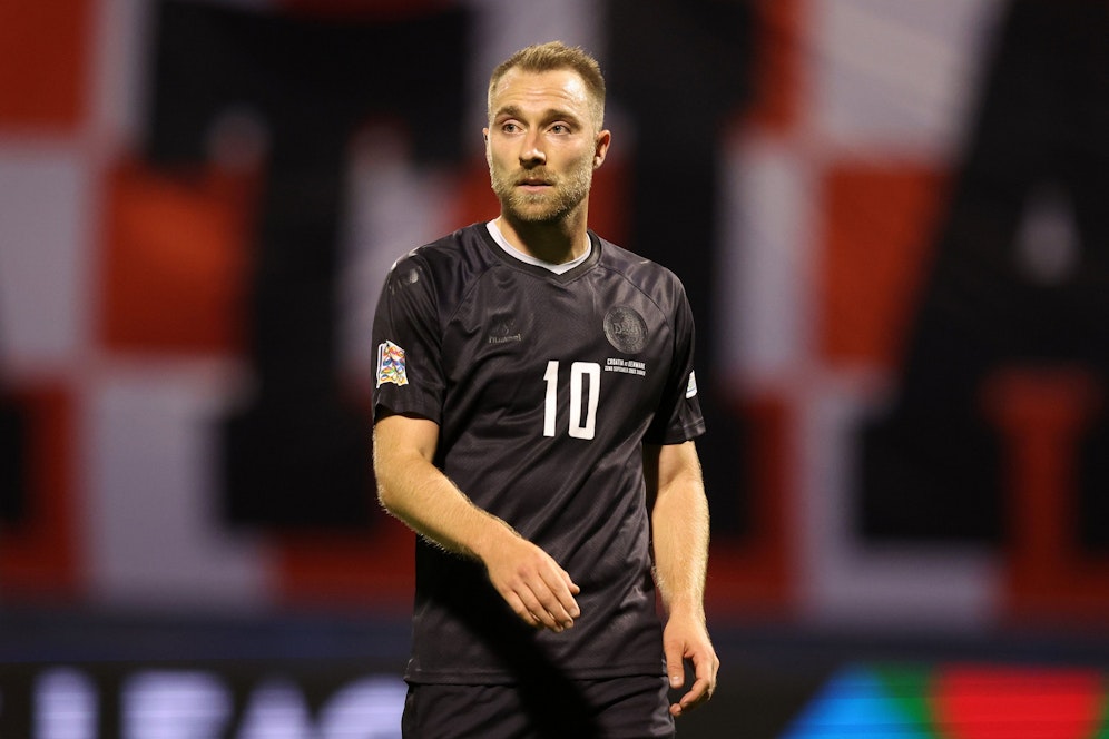 Christian Eriksen und Co. spielen in einem Protest-Trikot. 