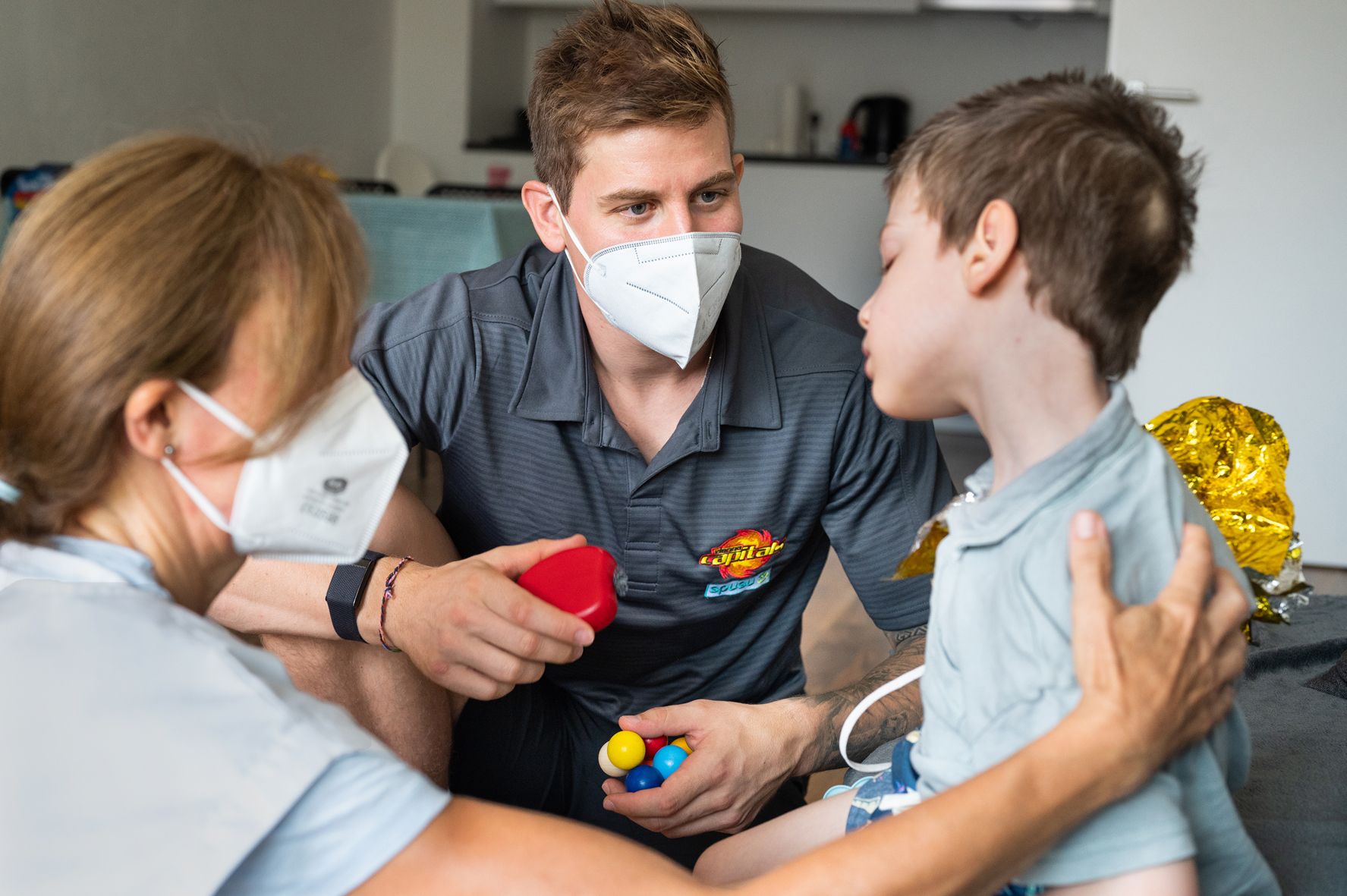 Caps-Kapitän Mario Fischer besuchte Andrea (4) bei einer Trainingseinheit mit Physiotherapeutin Erna Gadinger.