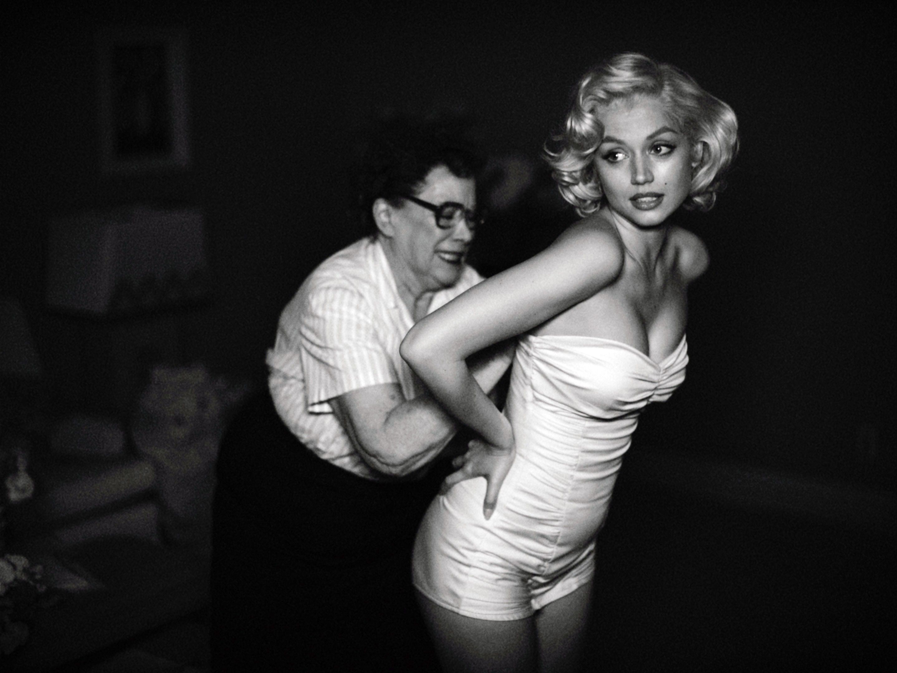 Download von www.picturedesk.com am 28.09.2022 (13:15).  BLONDE, Ana de Armas, as Marilyn Monroe (right), 2022. © Netflix / Courtesy Everett Collection - 20220919_PD20212 - Rechteinfo: Rights Managed (RM) PictureDesk Ã¼bernimmt hinsichtlich der Verwendung durch den Kunden keinerlei Haftung und Garantie. Die Verantwortung liegt ausschlieÃlich beim Kunden. Redaktionelle Printverwendung ist Ã¼blicherweise mÃ¶glich. Keine TV und Videonutzung!