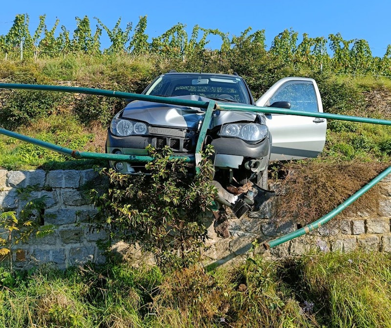 Der Wagen wurden gegen das Geländer geschleudert und blieb auf der Mauer hängen.