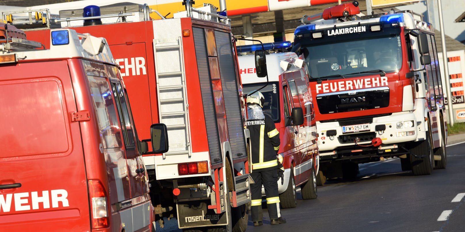 Donnerstagfrüh kam es in der Steiermark zu einem schweren Unfall mit drei beteiligten Fahrzeugen.