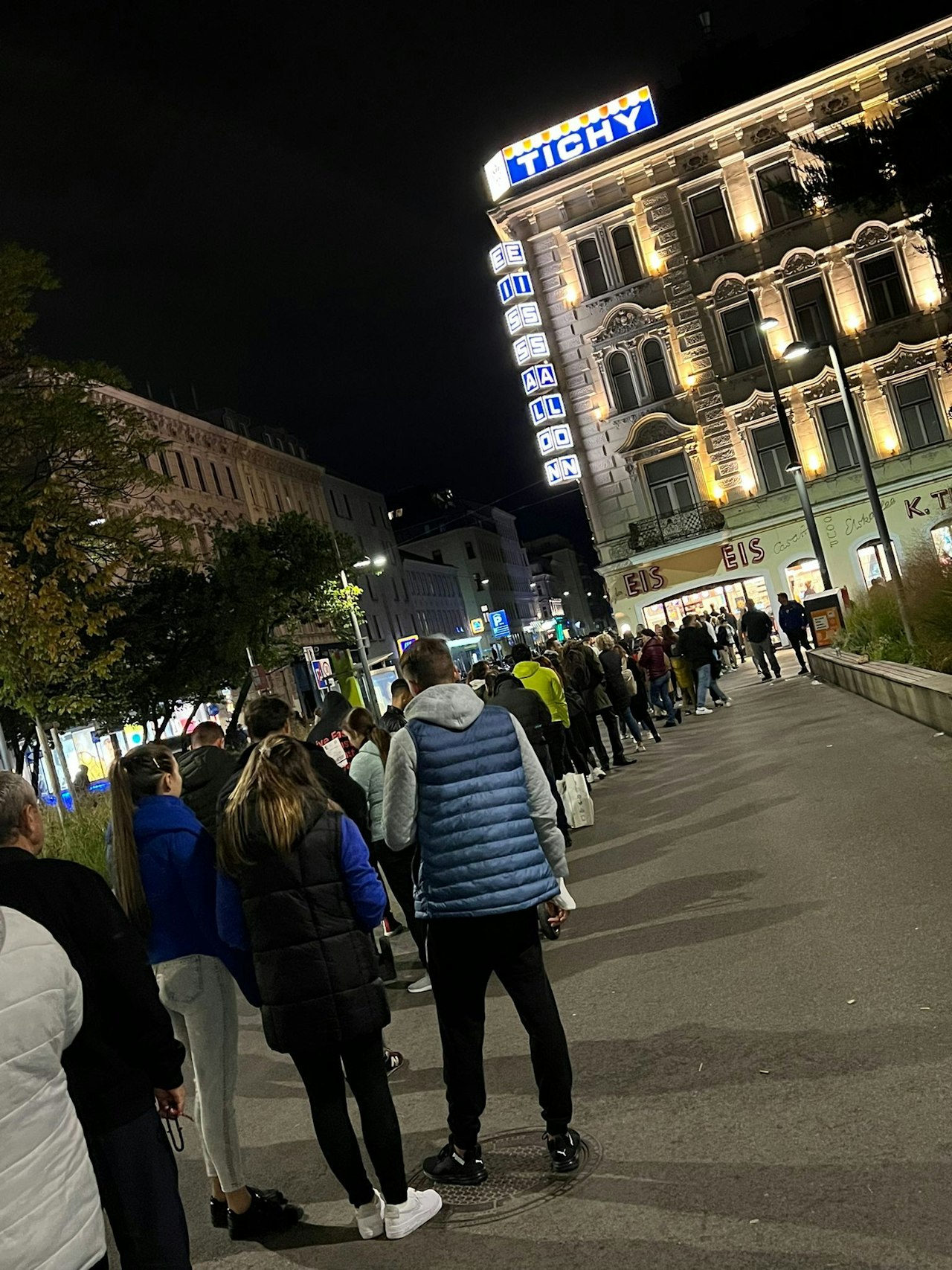 Heute.at - Letzte Chance! Traditions-Eissalon lockt hunderte Wiener
