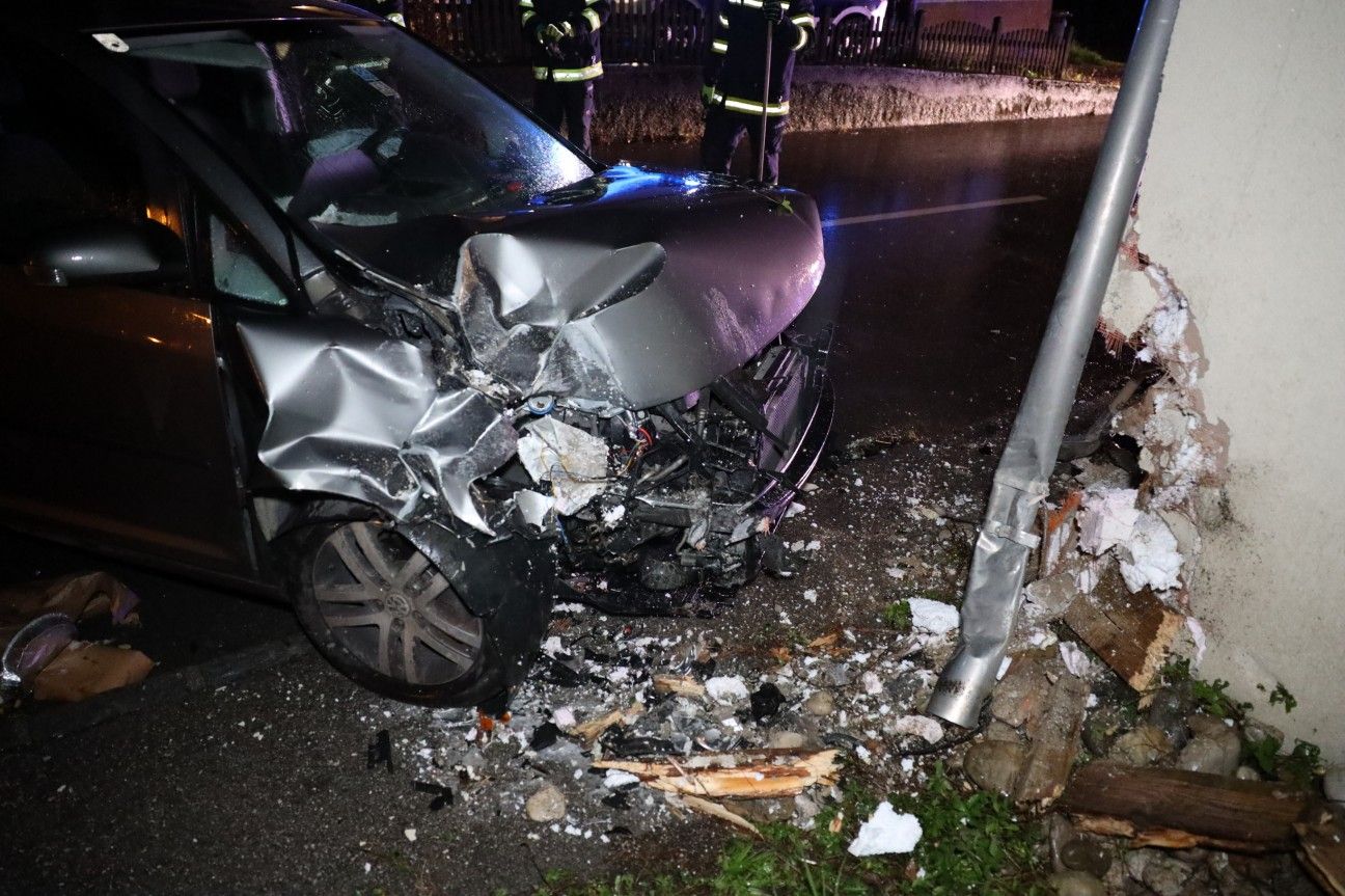 Das Auto wurde im Bereich des Motorraums schwer beschädigt.