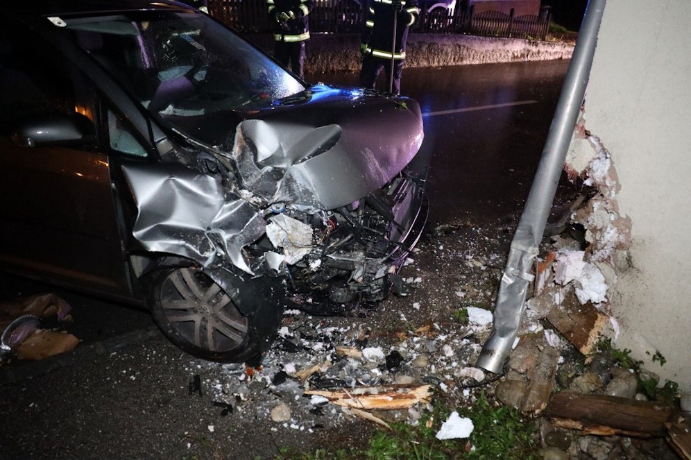 Das Auto und die Hausmauer wurden schwer beschädigt.