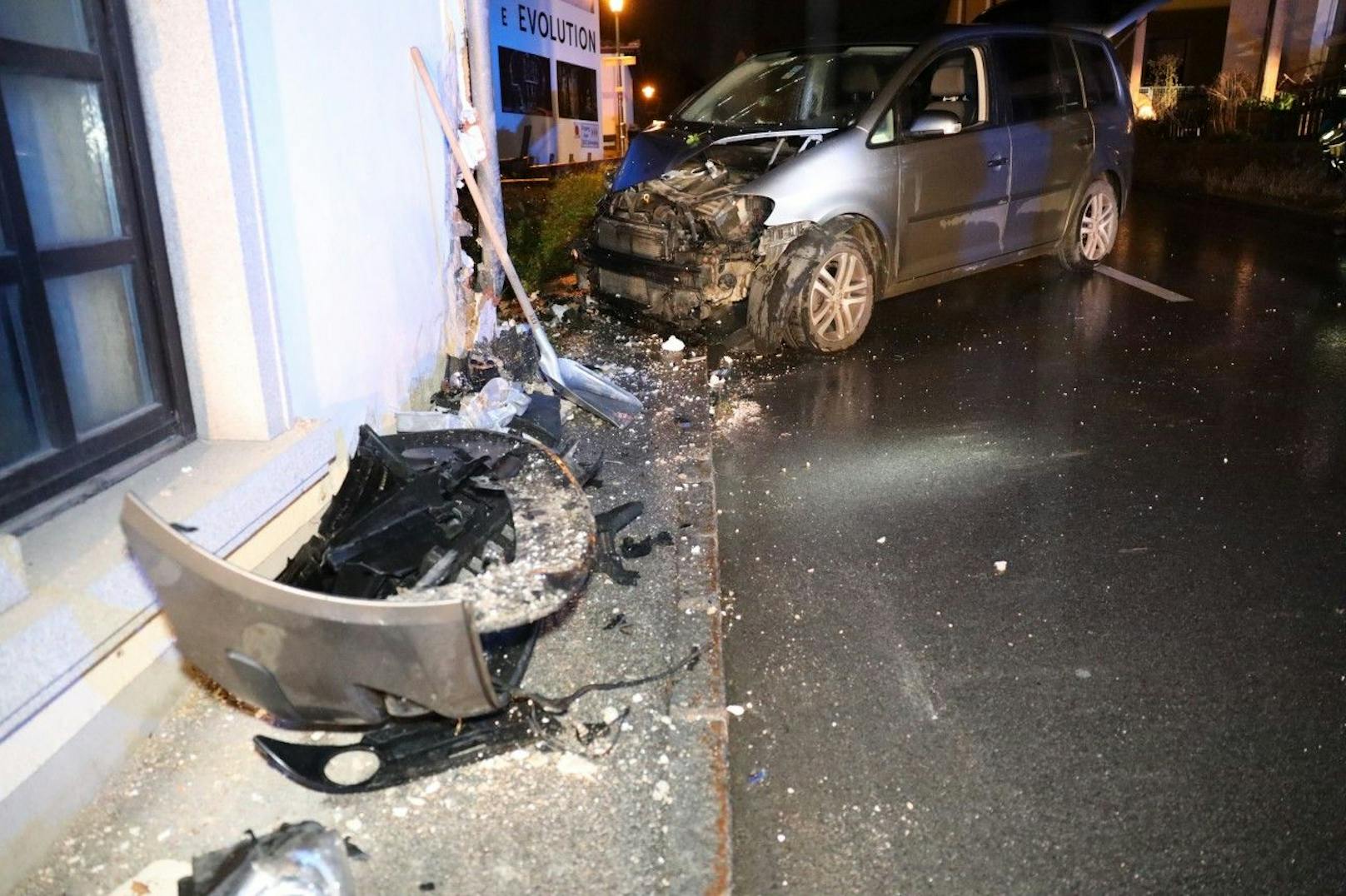 Die 36-Jährige krachte mit dem Auto gegen eine Hausmauer.