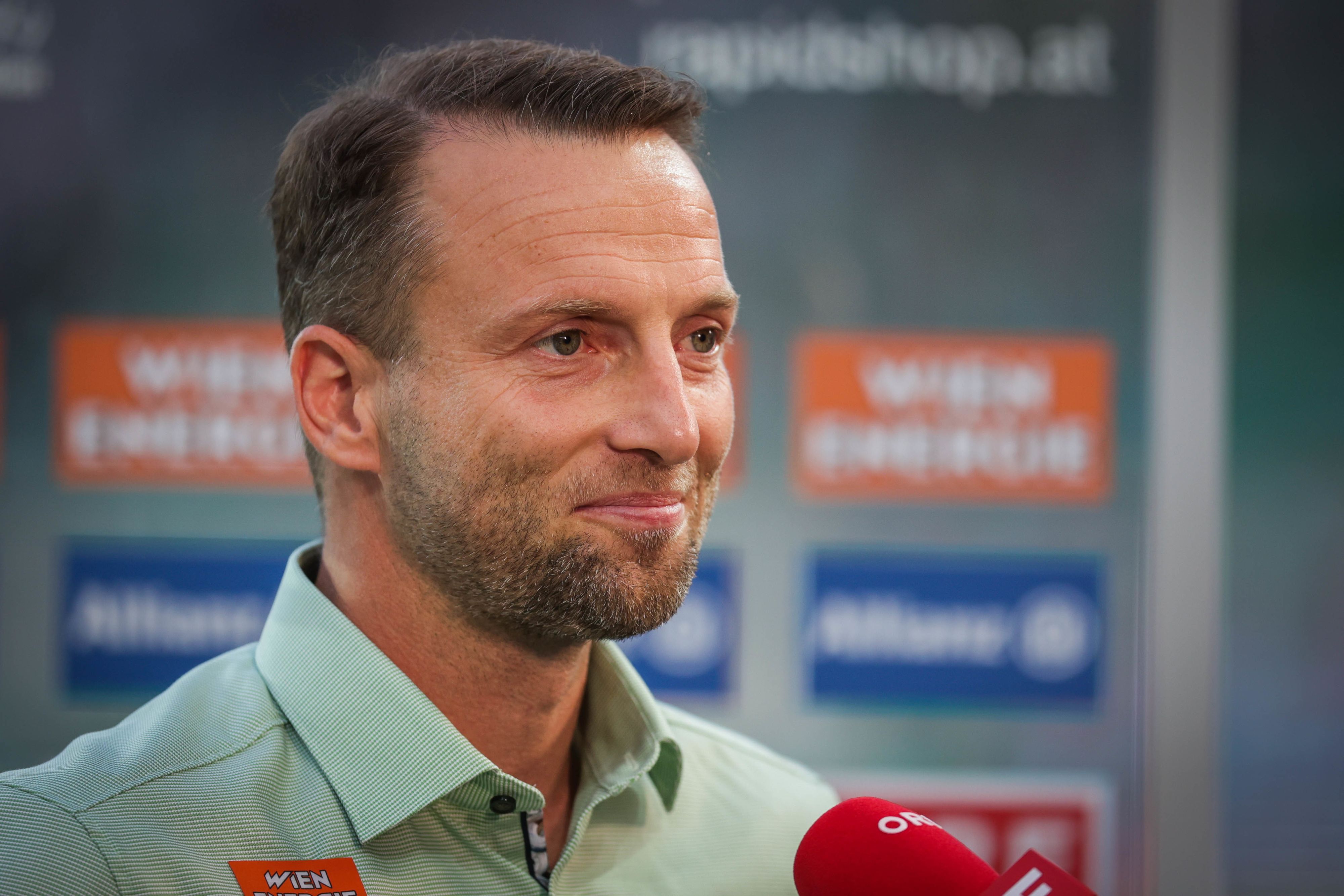 Rapid-Coach Feldhofer ist vor dem Duell gegen Tirol gut gelaunt.