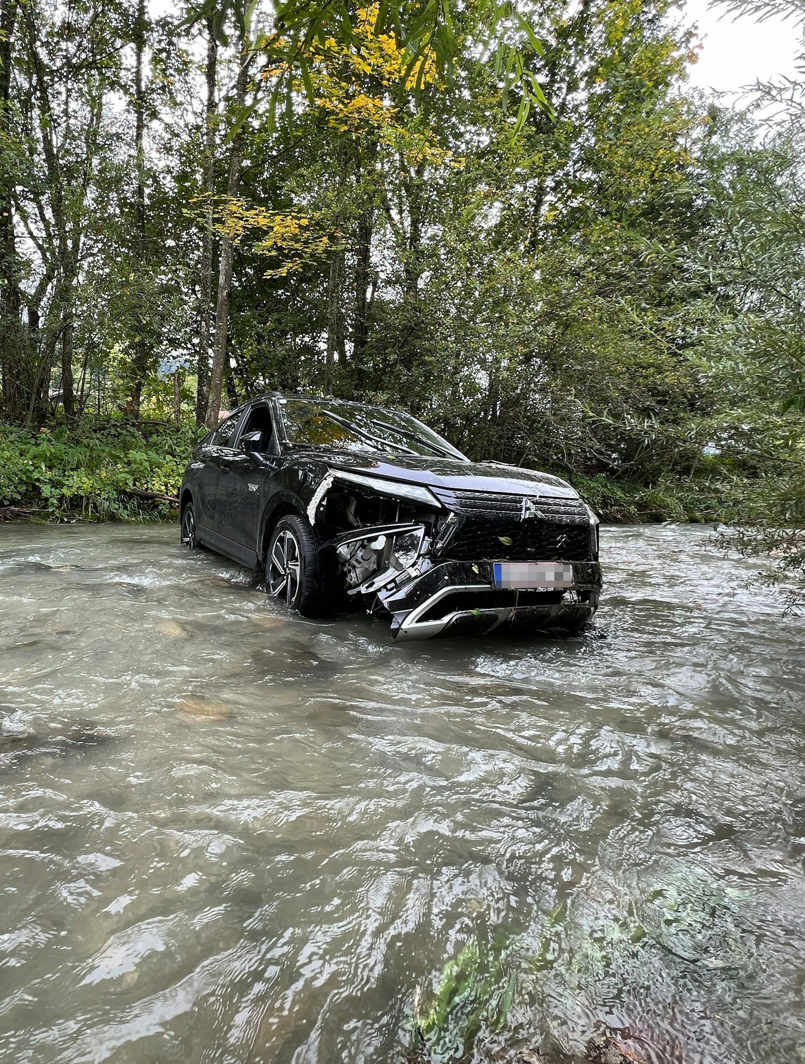 Ein betrunkener Auto-Fahrer aus Österreich (68) geriet mit seinem Auto in Scheffau in den Gegenverkehr und landete anschließend in einem Bach.