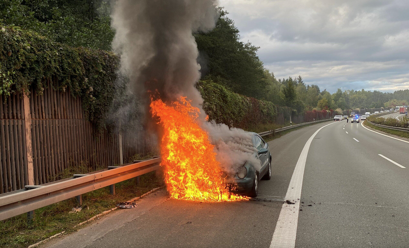 Der gerade erst gekaufte Mercedes ging während des Rennens in Flammen auf.