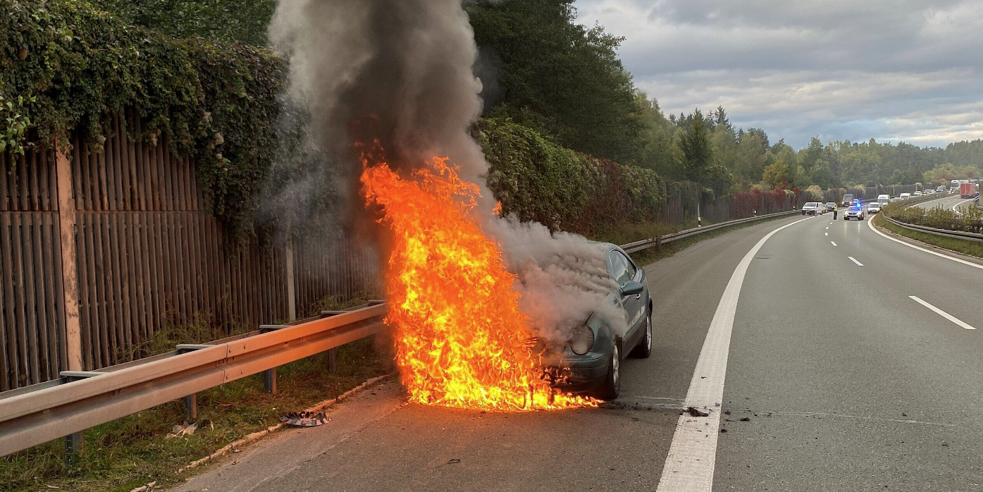 Der gerade erst gekaufte Mercedes ging während des Rennens in Flammen auf.