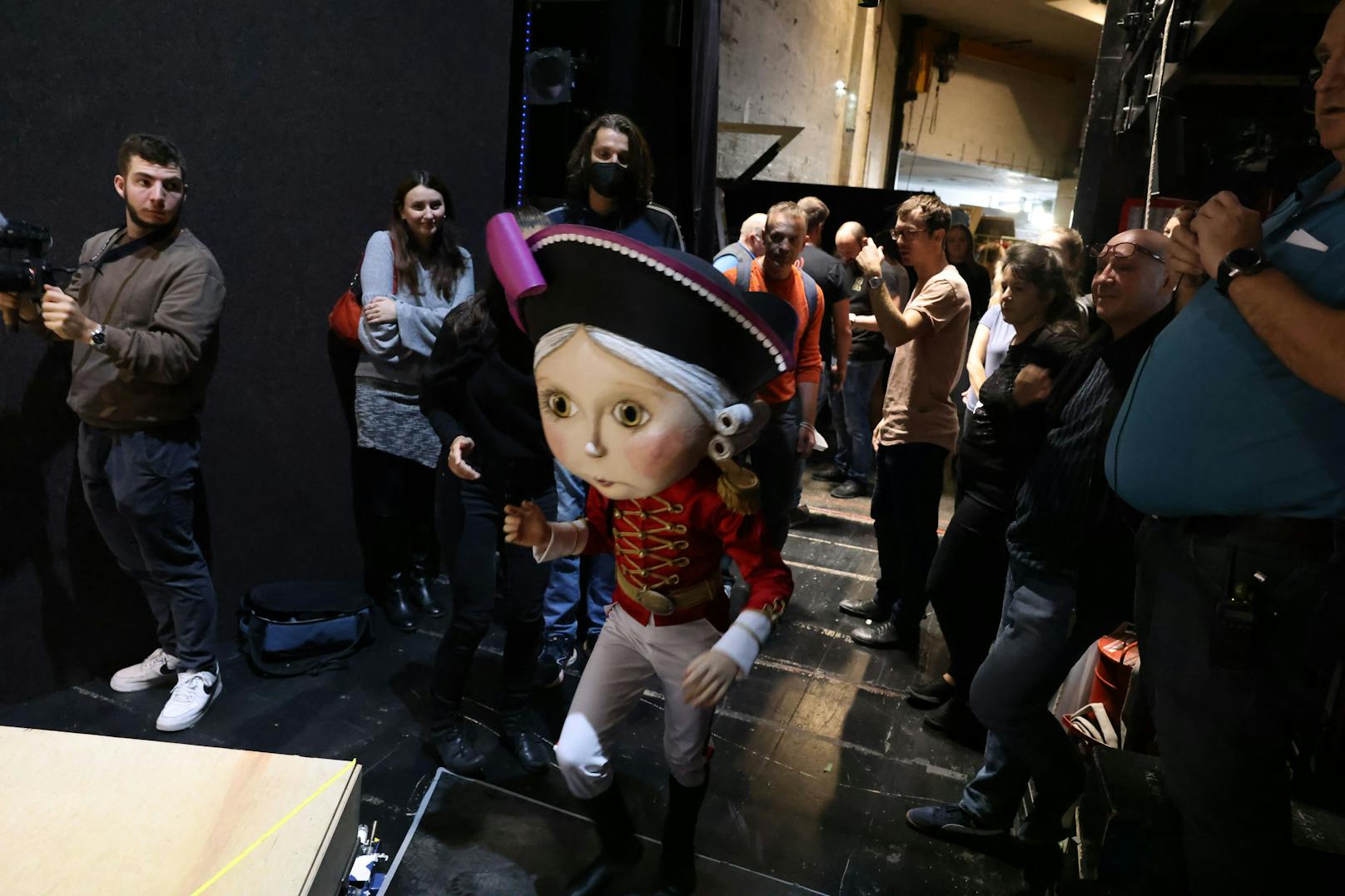 Prinz mit Puppenkopf am Weg auf die Bühne.