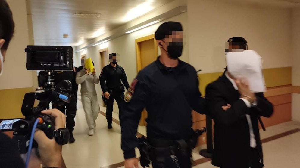 Angeklagte am Weg in den Gerichtsaal