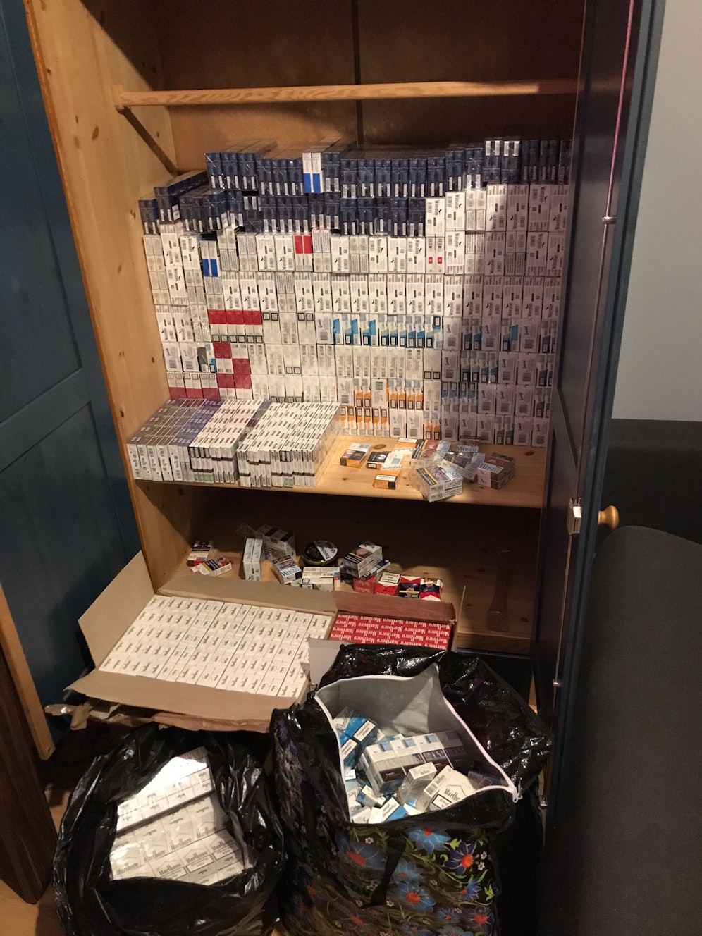 Bei einer Grundversicherungs-Kontrolle fanden Mitarbeiter 70.000 Zigaretten in einer Wienerwohnung.
