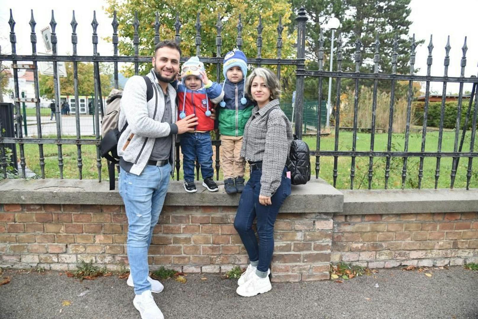 Familie vor dem Lager Traiskirchen.