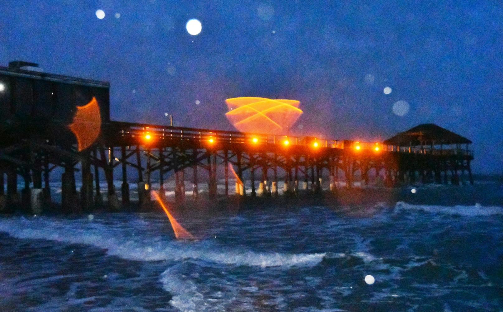 Hohe Brandung trifft die Strände vor Sonnenaufgang am Westgate Cocoa Beach Pier, als sich Hurrikan Ian in Brevard, Florida, USA, am 28. September 2022 nähert.