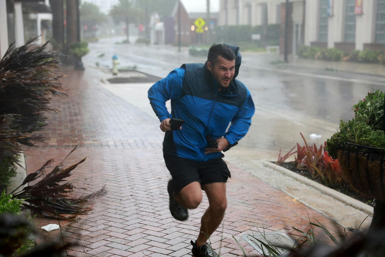 Brent Shaynore läuft durch Wind und Regen des Hurrikans Ian in Sarasota, Florida, zu einem geschützten Ort.