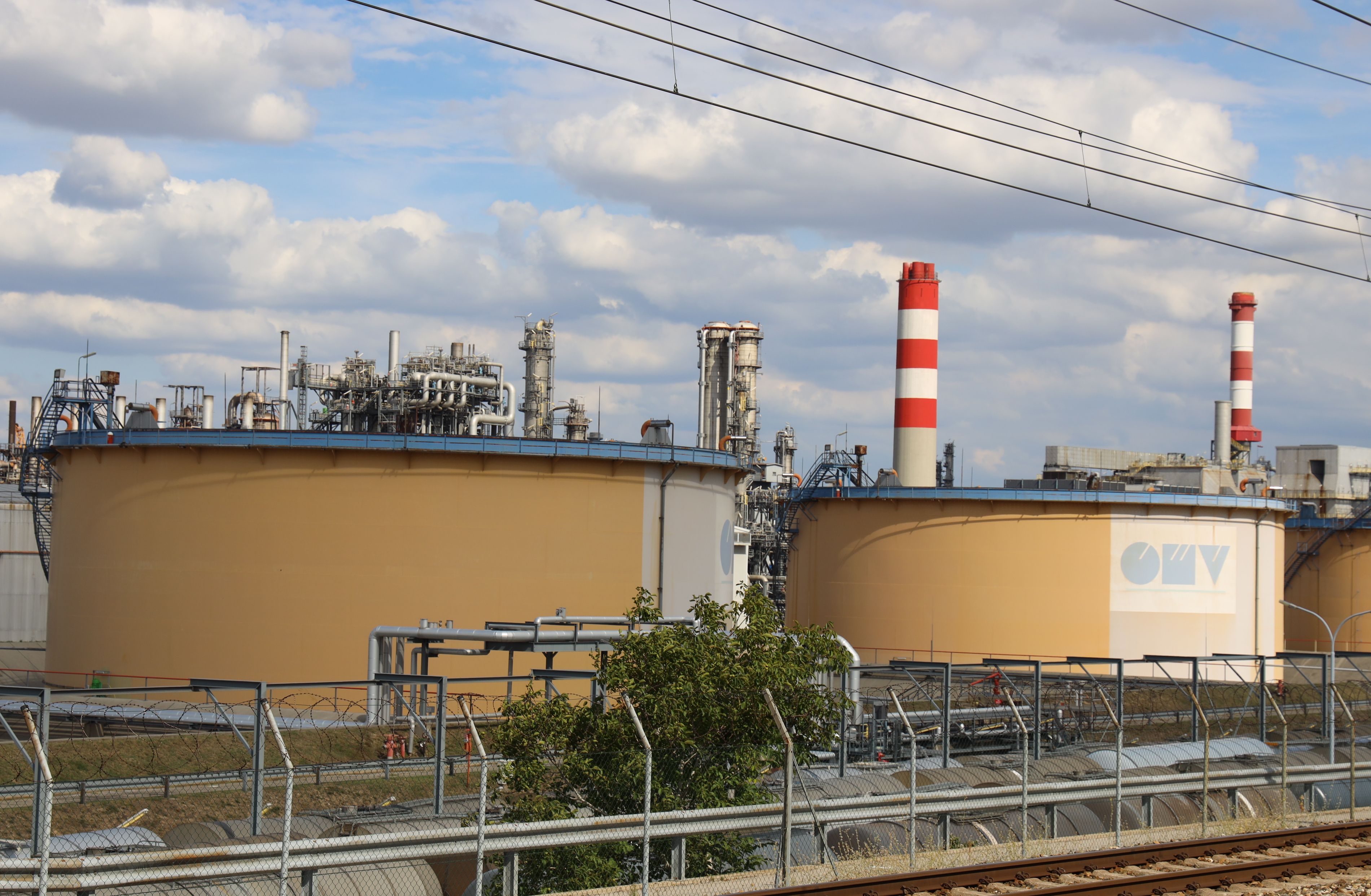 Die OMV-Raffinerie in Wien-Schwechat könnte durch Sabotage lahmgelegt worden sein.