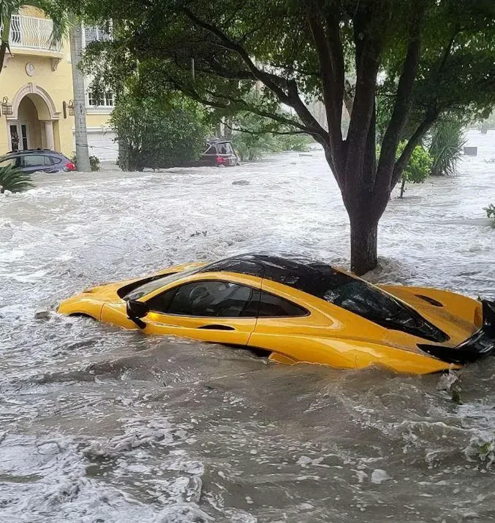 Ein McLaren P1 wurde auf die Straße geschwemmt.