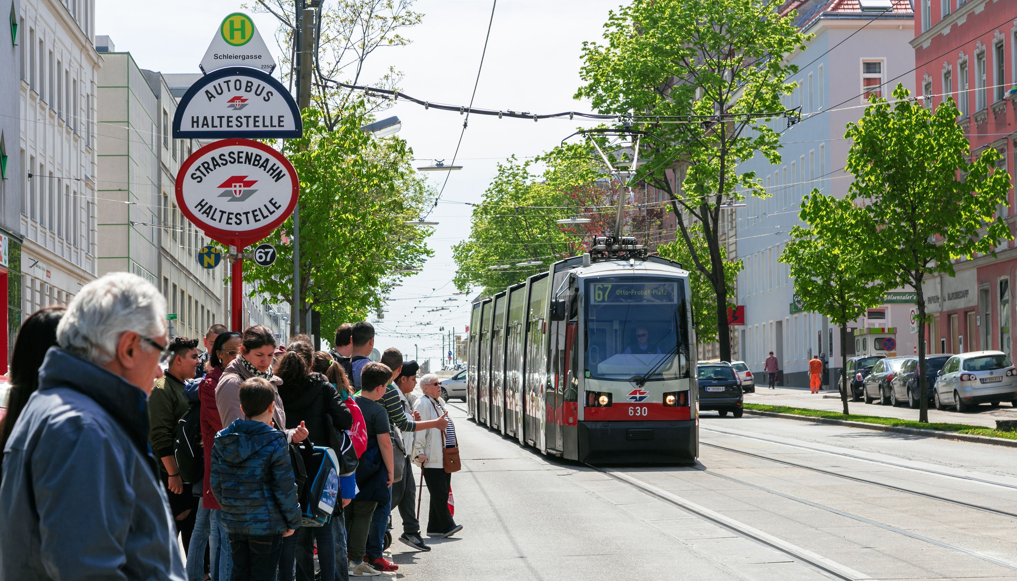Fahrgäste warten in der Favoritenstraße auf die Linie 67 (Symbolbild). 