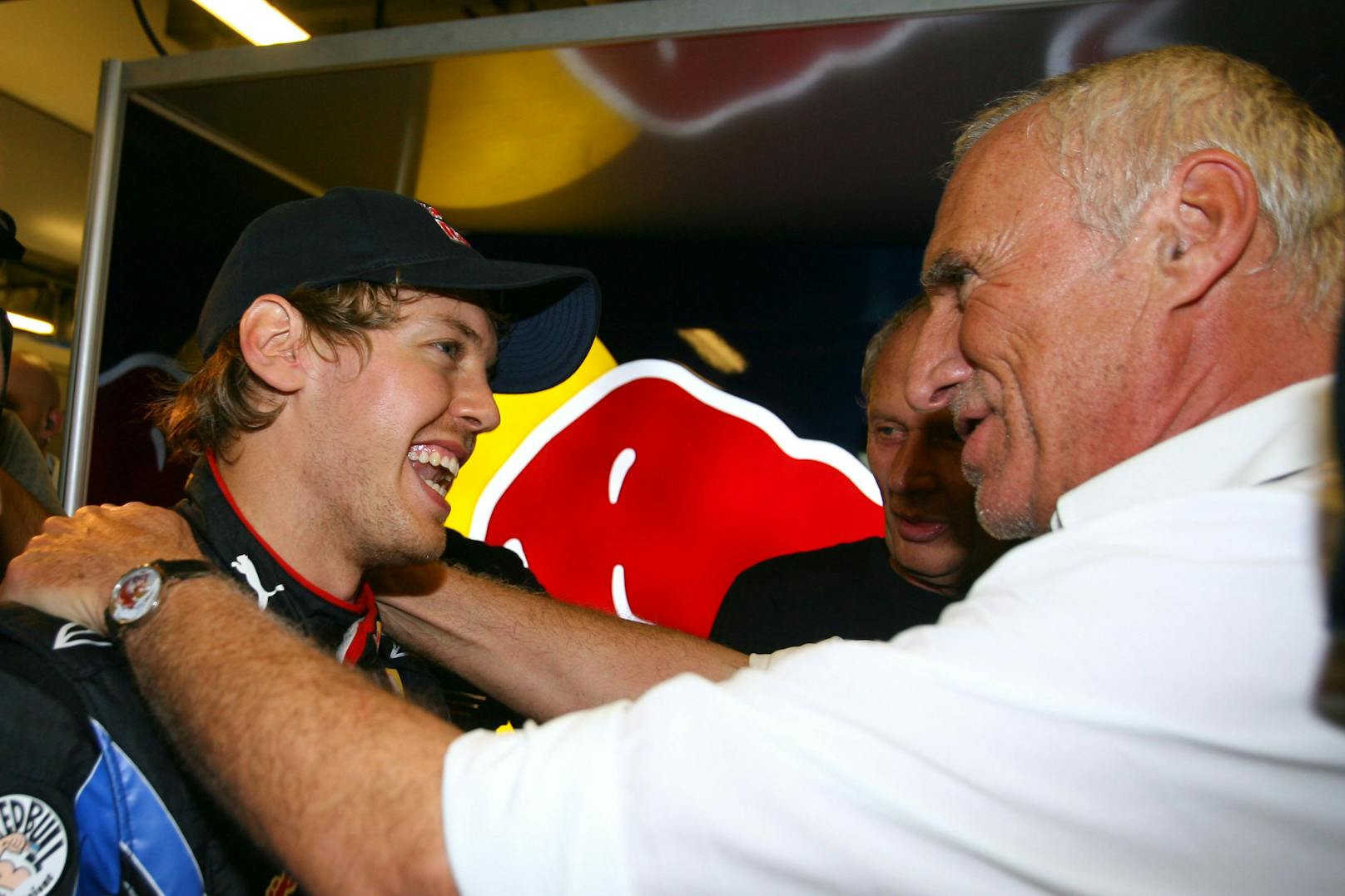 Didi Mateschitz als Formel-1-Förderer: Seit 2005 gibt Red Bull Racing in der PS-Königsklasse Gas. Hier feiert Mateschitz mit Vierfach-Weltmeister Sebastian Vettel.