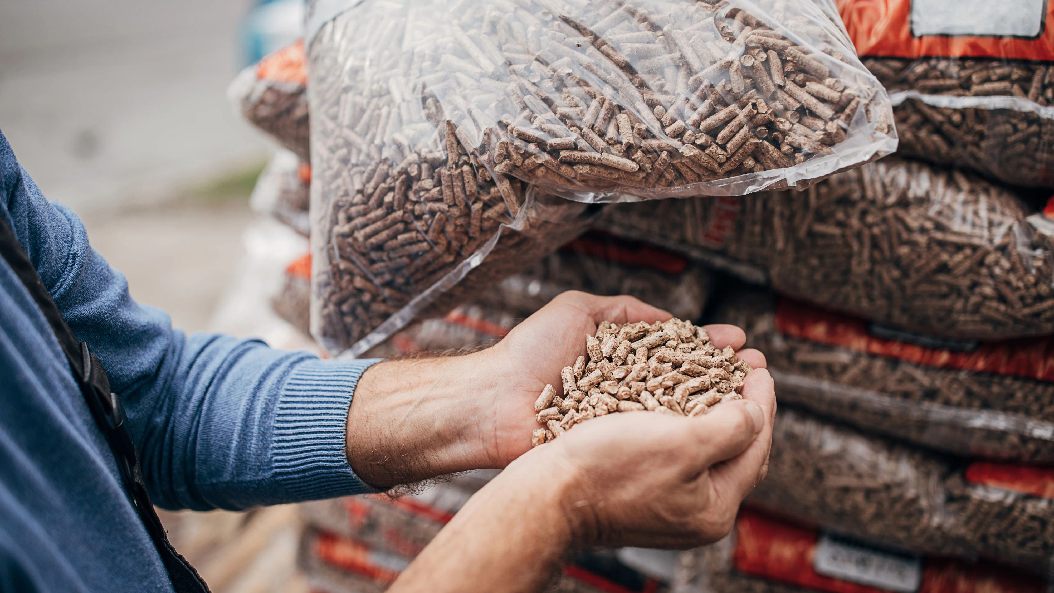 Kurz vor der Heizsaison steigen die Pellet-Preise kräftig.