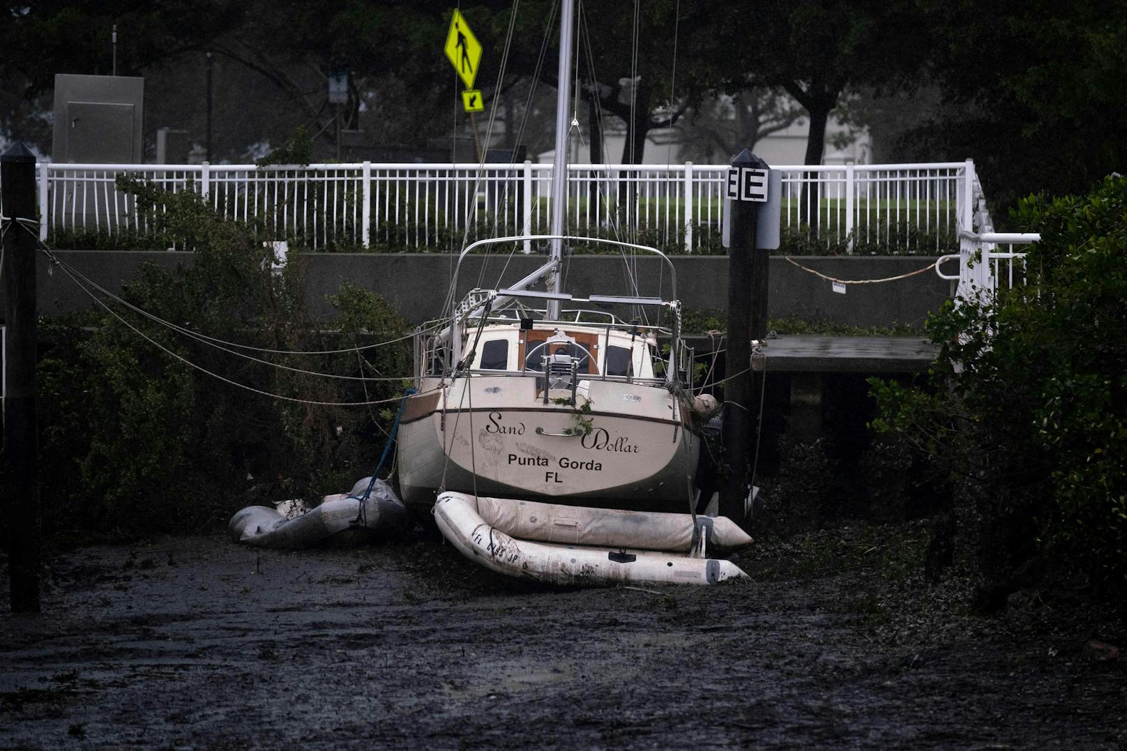 Ein Segelboot liegt auf dem Grund des Hafens von Charlotte, während sich die Flut zurückzieht.