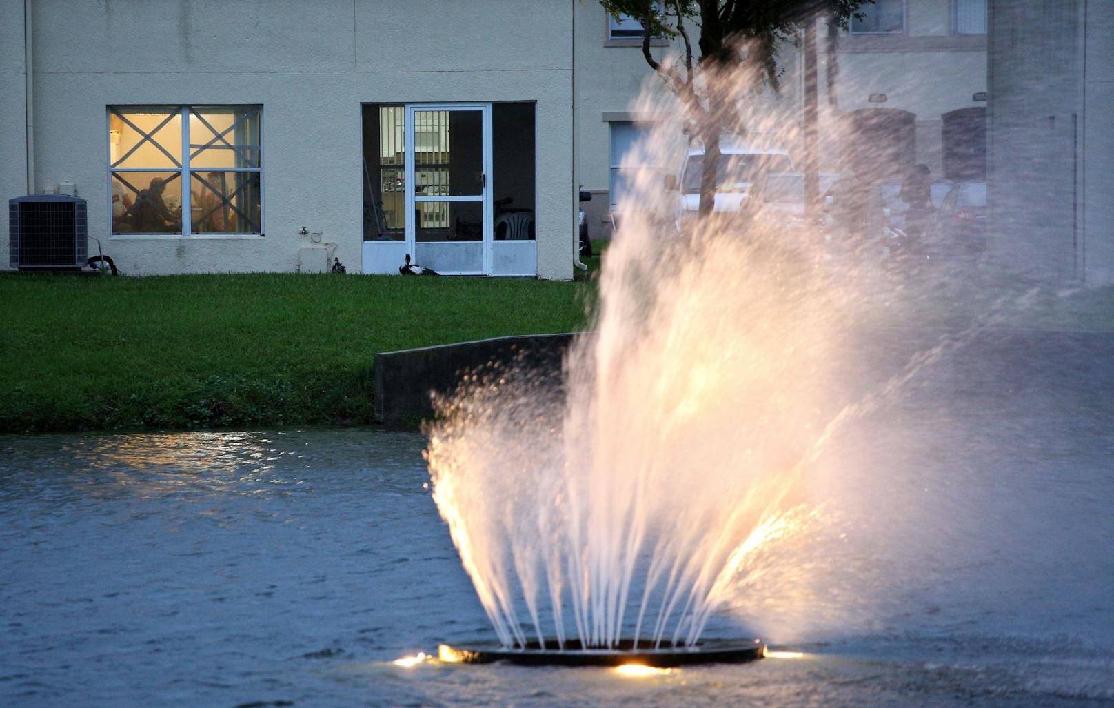 Ein Fountain in einer Eigentumswohnung weht fast horizontal, als die Bewohner ihre Fenster für angebliche Sicherheit südlich von Orlando, Florida, am 28. September 2022 abkleben.