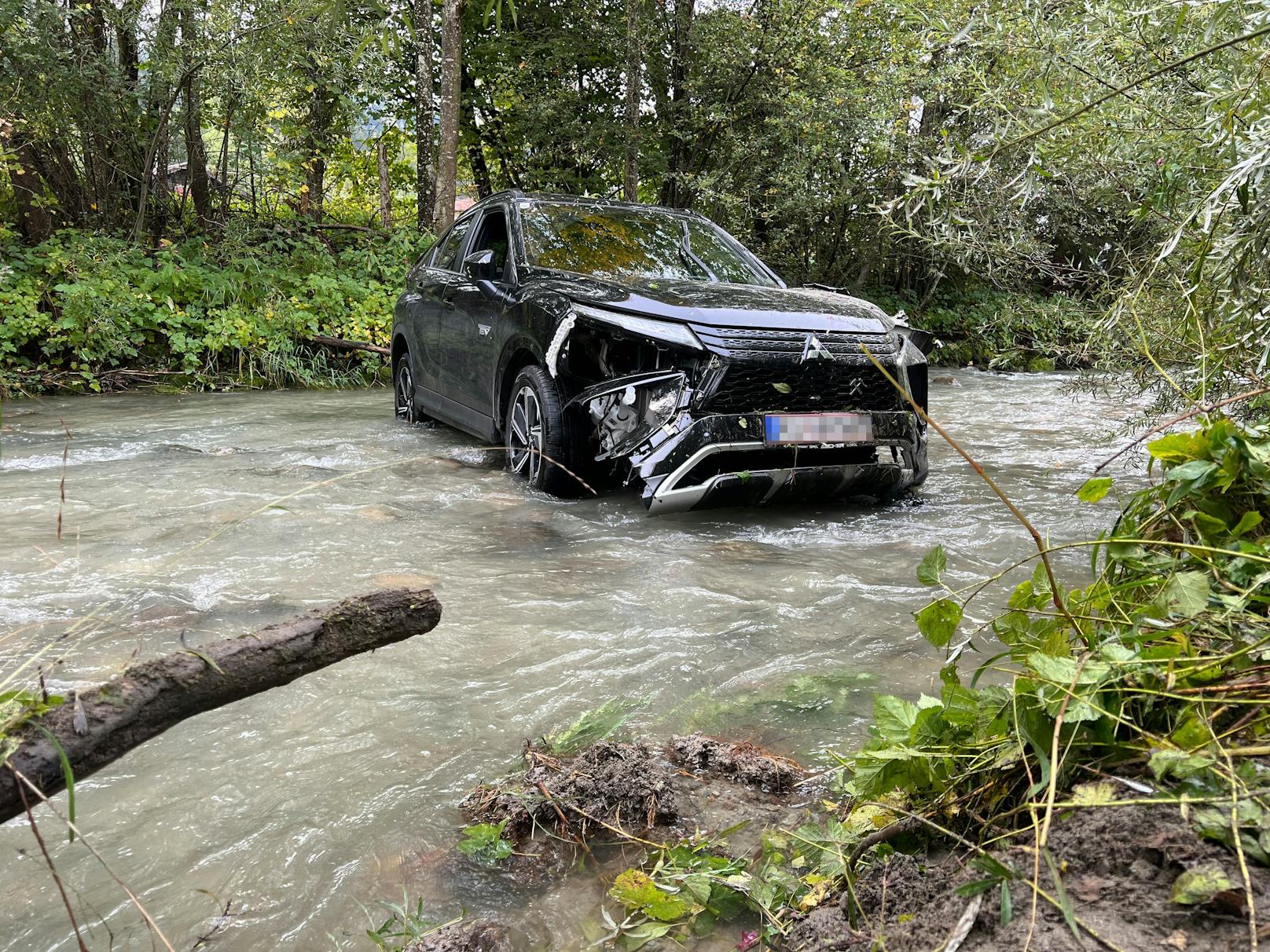 Ein betrunkener Auto-Fahrer aus Österreich (68) geriet mit seinem Auto in Scheffau in den Gegenverkehr und landete anschließend in einem Bach.
