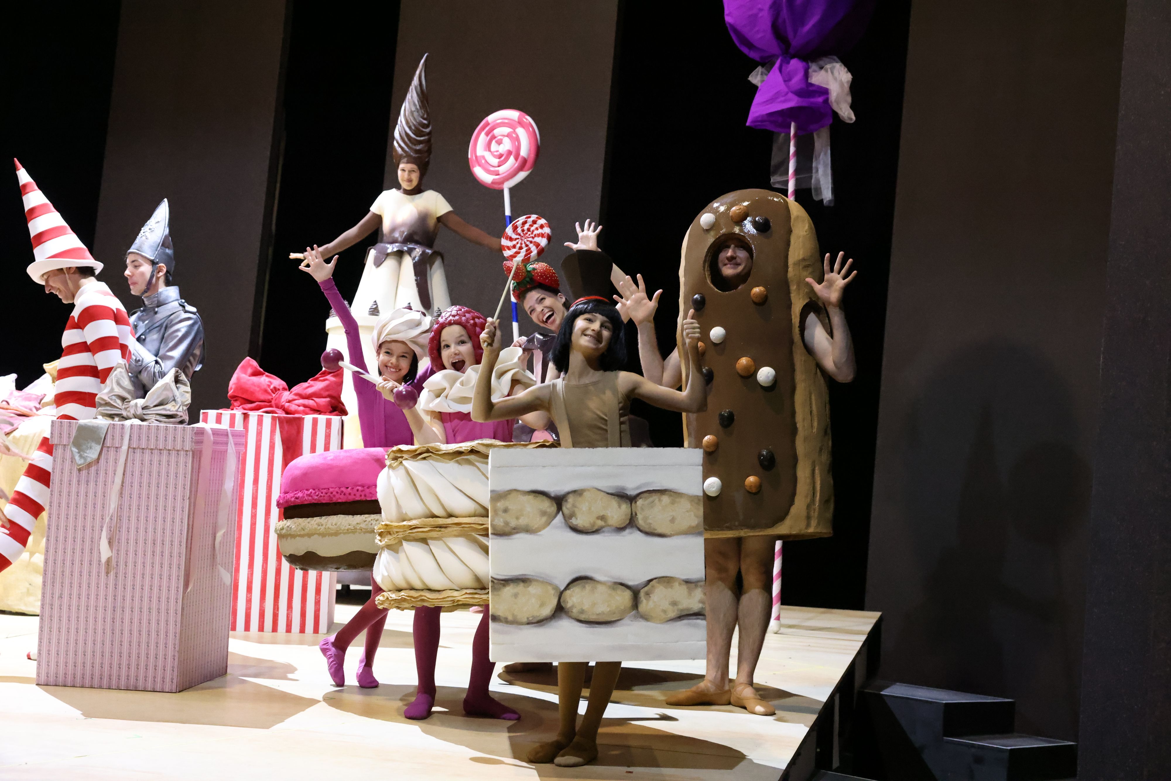 Zuckersüßes Ensemble: Ab 9. Oktober stehen Eclair, Tiramisu und Macaron auf der Bühne der Volksoper.