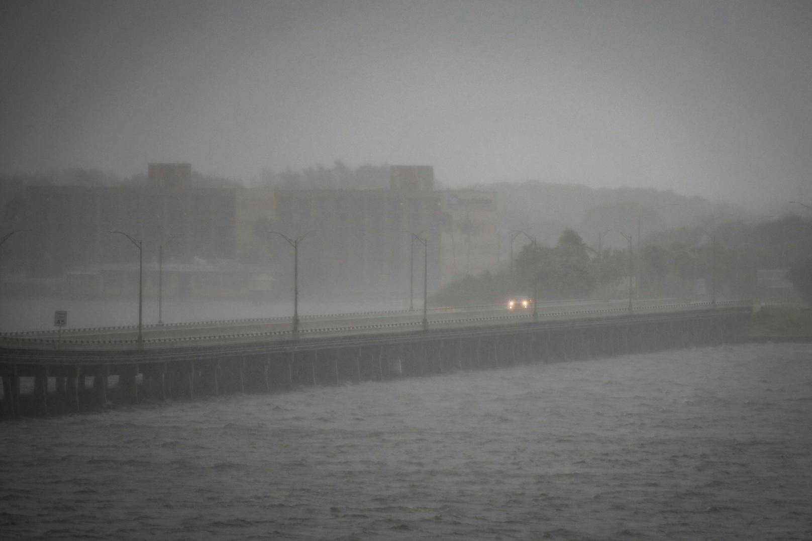 Ein Auto ist auf der Caloosahatchee Bridge vor dem Hurrikan Ian in Fort Myers, Florida, USA, am 28. September 2022 zu sehen.