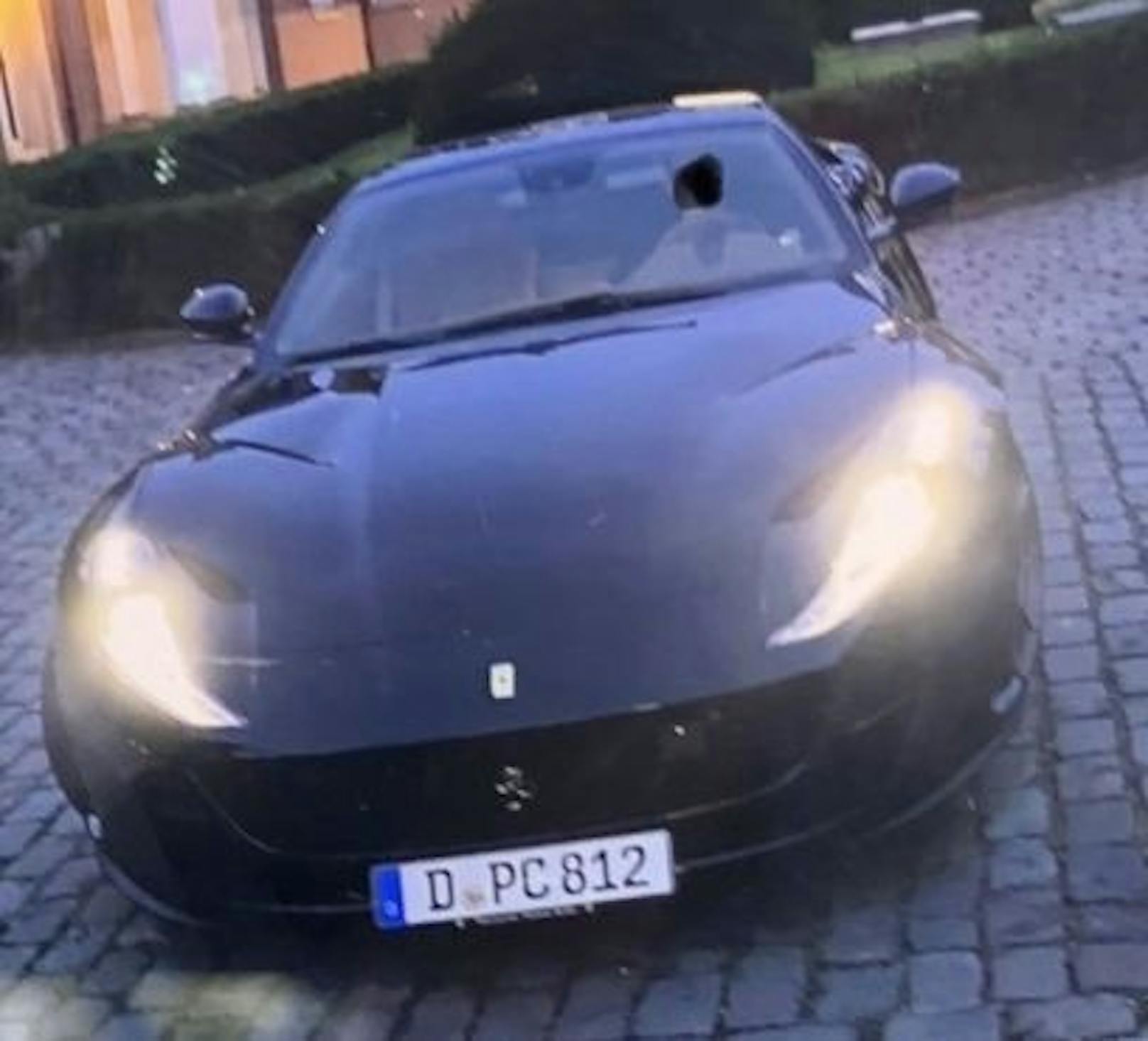 Die deutsche Polizei sucht diesen gestohlenen Ferrari.